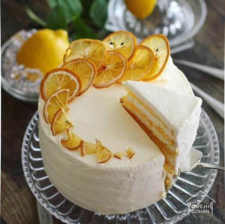 おうちごはん編集部さんのインスタグラム写真 - (おうちごはん編集部Instagram)「【 #おうちごはんLover 】photo by @yukibonyukibon﻿ レモンケーキというと、レモン🍋の形をした焼き菓子を思い浮かべがちですが、こちらはレモンのショートケーキ💕﻿ ﻿ @yukibonyukibon さんが作ったレモンのショートケーキは、薄いスポンジにレモンカードと生クリーム……これが何層も重ねてあって贅沢なケーキです🍰 ﻿ レモンのキュンとする甘酸っぱい味を想像すると、もうこれは食べてみたいという興味を抑えられません～！きっとイチゴのショートケーキよりも、レモンのビターな酸味のお陰でさっぱり爽やかに食べられるんじゃないでしょうか😋﻿ ﻿ 上に乗ったドライレモンも美しくてアートのよう🎨レモンの魅力がたくさん詰まったケーキですね。﻿ ------------------﻿ ◆ #おうちごはんLover を付けて投稿するとおうちごはんの記事やこのアカウント、おうちごはん発信のトレンドリリースなどでご紹介させていただくことがございます。スタッフが毎日楽しくチェックしています♪﻿ ﻿ ［staff : たえさん］﻿ ------------------﻿ #おうちごはんlover #おうちごはんラバー #ouchigohanlover #デリスタグラマー #ouchigohan #いつものいただきますを楽しく #おうちカフェ #おうちごはん #lin_stagrammer #foodporn #foodphoto #foodstyling #おうちごはん革命 #おうち時間 #おうちで過ごそう #レモンケーキ #レモンのショートケーキ #レモンカード #レモン好き #レモンlove #レモンショート #ドライレモン #おうちスイーツ #手作りスイーツ」7月7日 14時56分 - ouchigohan.jp