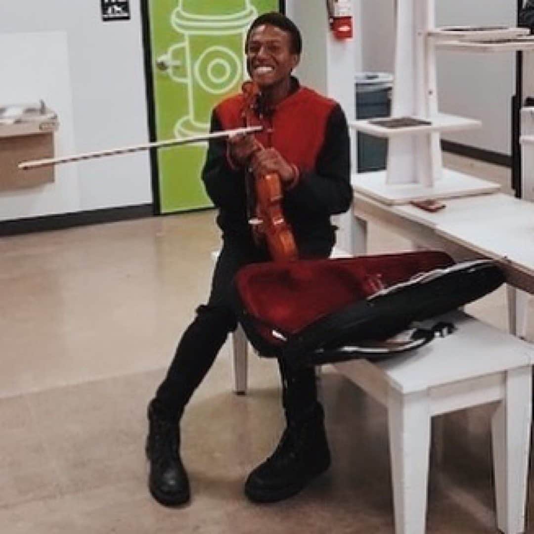 レナ・ヘディのインスタグラム：「#justiceforelijahmcclain . Link in bio for how keep pushing. #blacklivesmatter」