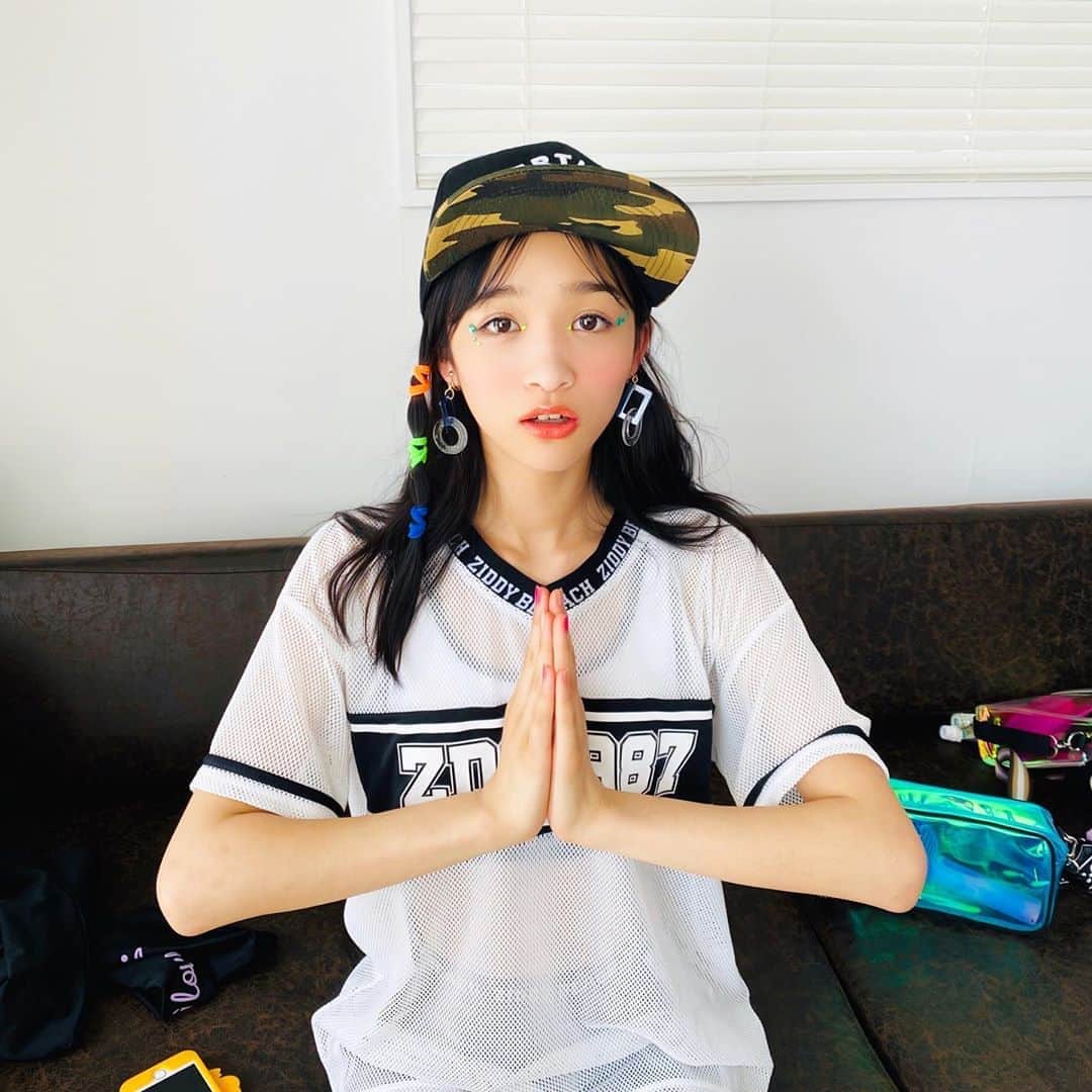 ニコ☆プチのインスタグラム：「﻿ 今日は七夕ってことで、お祈りあーちゃん﻿ ﻿ って、これはお祈りというよりインドのポーズ？😂﻿ ﻿ ﻿ メイクに合わせたポーズだそうです✨﻿ ﻿ #ニコプチ﻿ #七夕﻿ #中山あやか」