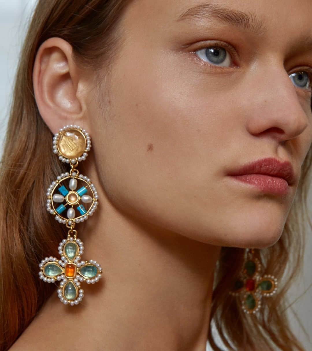 グーセンス パリのインスタグラム：「VENISE wheel earrings, adorned with tinted and natural rock crystal cabochons, freshwater pearls and turquoise.」