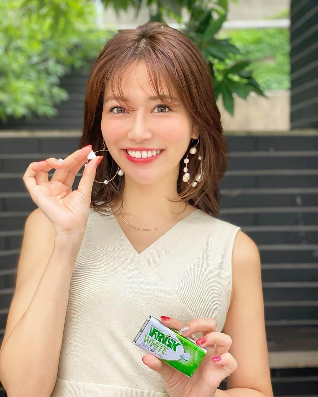 石井里奈さんのインスタグラム写真 - (石井里奈Instagram)「こんにちは☀️🥰 . 最近かばんの中にいれている新発売のフリスクホワイト💕✨ . なんとこれ、輝く笑顔をサポートする新機能性タブレットなの👏💕 . 美容成分も配合されていて、ブレスケアだけでなく、笑顔にも自信をもたらしてくれるんだって🥰❤️ . お昼休みとかに1粒食べると、リフレッシュされて気持ちも晴れやかに💕午後も笑顔で頑張れるよ😋❤️ . 1粒の重さは通常のフリスクの5倍で、より長く爽やかさが続くみたい💕 . アップルミントとピーチミントの2種類で 私はアップルミント🍏コーデもアップルミントのパッケージに合わせてみた😛へへ . ぜひ試してみてくださいね💕 午後もがんばっていきましょ❣️ . #FRISK #FRISKWHITE #フリスクホワイトアップルミント #輝く笑顔 #前向き #pr #ブレスケア #鞄の中身 #バッグの中身 #ポーチの中身 #コーデ #セルフォード #celford #coordinate #さわやか #ミント #ミントコーデ #ワンピース #ニットワンピース #女子力 #mint #夏コーデ #夏服コーデ #かごバッグ #爽やか #夏服 #サマーニット #緑 #フレッシュ #グリーン」7月7日 15時12分 - ri7tin1025