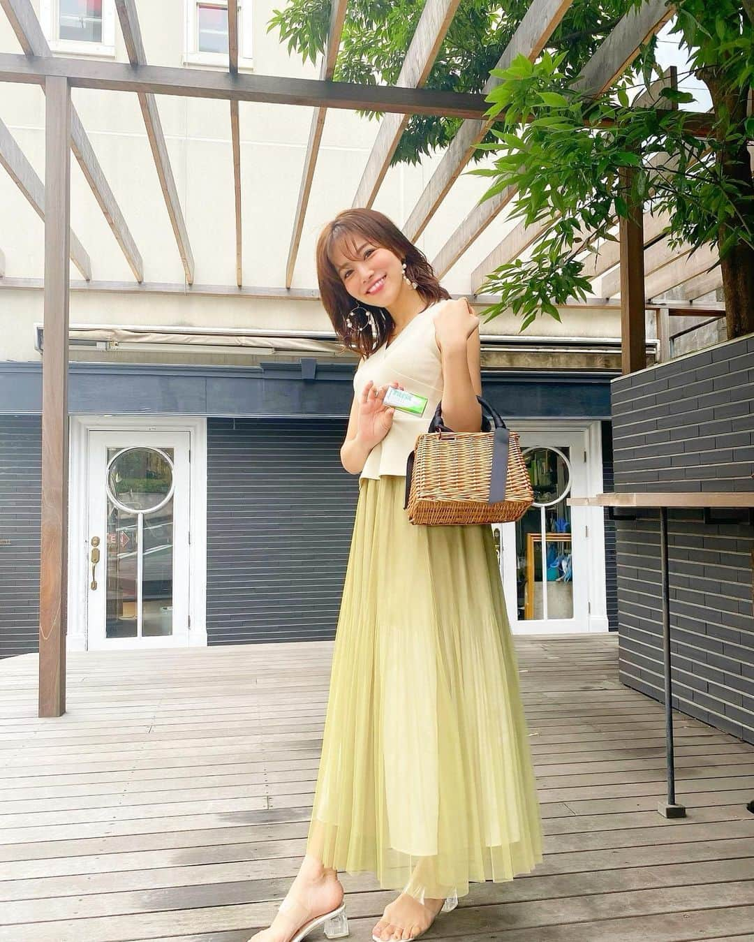 石井里奈さんのインスタグラム写真 - (石井里奈Instagram)「こんにちは☀️🥰 . 最近かばんの中にいれている新発売のフリスクホワイト💕✨ . なんとこれ、輝く笑顔をサポートする新機能性タブレットなの👏💕 . 美容成分も配合されていて、ブレスケアだけでなく、笑顔にも自信をもたらしてくれるんだって🥰❤️ . お昼休みとかに1粒食べると、リフレッシュされて気持ちも晴れやかに💕午後も笑顔で頑張れるよ😋❤️ . 1粒の重さは通常のフリスクの5倍で、より長く爽やかさが続くみたい💕 . アップルミントとピーチミントの2種類で 私はアップルミント🍏コーデもアップルミントのパッケージに合わせてみた😛へへ . ぜひ試してみてくださいね💕 午後もがんばっていきましょ❣️ . #FRISK #FRISKWHITE #フリスクホワイトアップルミント #輝く笑顔 #前向き #pr #ブレスケア #鞄の中身 #バッグの中身 #ポーチの中身 #コーデ #セルフォード #celford #coordinate #さわやか #ミント #ミントコーデ #ワンピース #ニットワンピース #女子力 #mint #夏コーデ #夏服コーデ #かごバッグ #爽やか #夏服 #サマーニット #緑 #フレッシュ #グリーン」7月7日 15時12分 - ri7tin1025