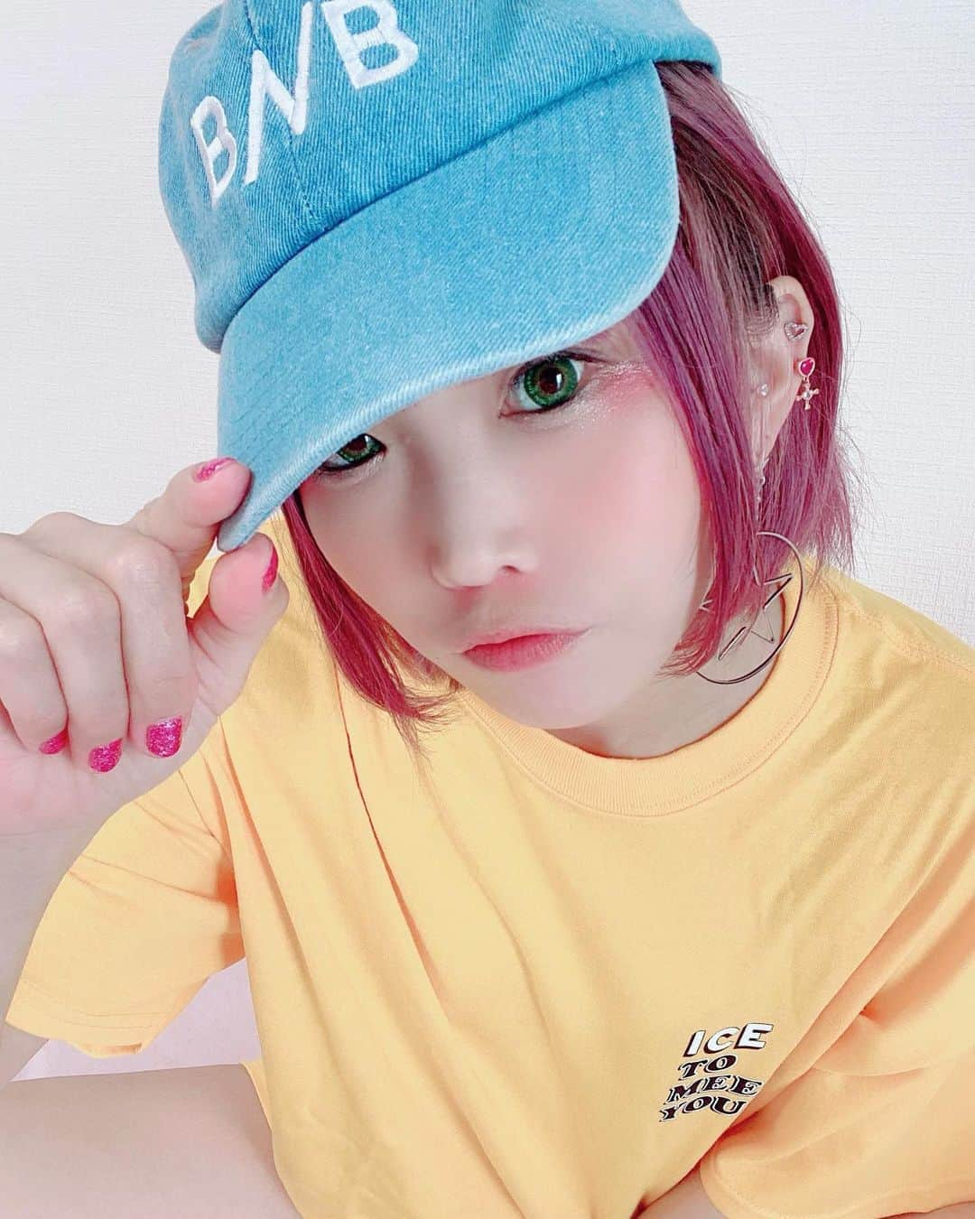 RINGOのインスタグラム：「💛💙💛 my new items for summer🍨 • ✔️cap @bnb_kyoto  ✔️t-shirt @haight_brand  • • はやく梅雨終わってください🥺 今日は#七夕 〜雨がバタバタ〜 • #凛子ーでぃねいと #ストリート系女子 #ピアスコーデ #medistore #ボディピアス #トラガス #アウターコンク #ヘリックス #セルフピアッシング」