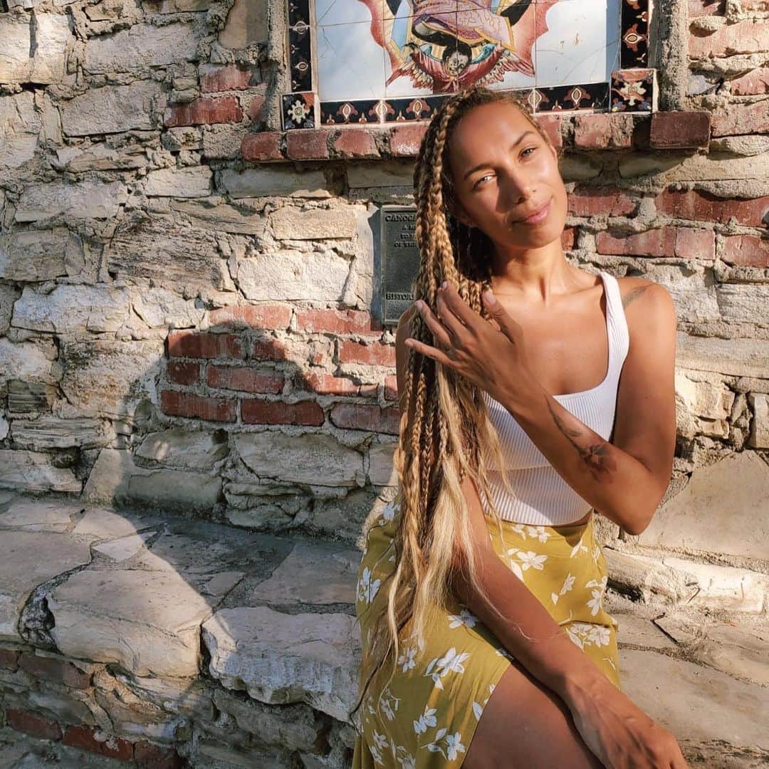 レオナ・ルイスのインスタグラム：「Hello summer 😊🌻」