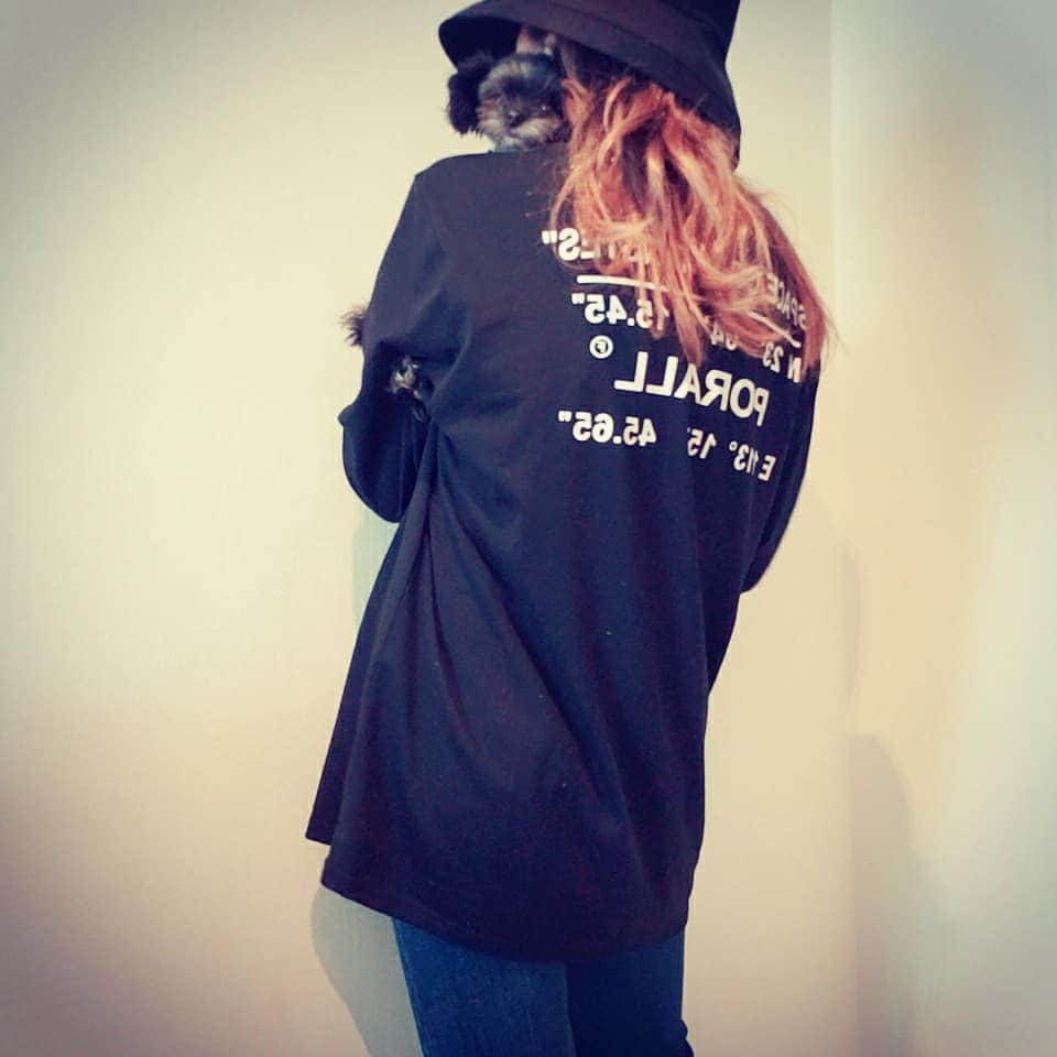 のインスタグラム：「. 今日はあの方とのお仕事！♥️ 久しぶりの色々が引き寄せた １日です♥️楽しみだなぁ。 夏でも結構長袖が好きです。 見てて暑がられるけど。笑  @ool_official の大きめのトップスにデニム👖 このトップスの素材が伸びがよくて気に入ってます。涼しいよ？笑 そしてブーツカットデニムをスニーカーではくよー！ 今日はインもせずに、帽子の角度然り下に下にバランスを合わせてみたよー♥️ 昨日見つけた無印良品の帽子！ ほんとは東大門で買いたいけど。笑 いま行けないし。。。 この深さとこの角度、そしてこれは撥水。色々考えて奮発。 #OOTD　#OOL　#無印良品」