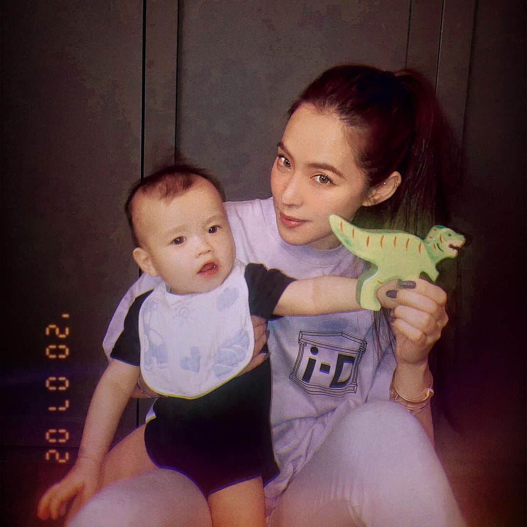 アリッサのインスタグラム：「baby tristan~ 🍭🌈🦖x」