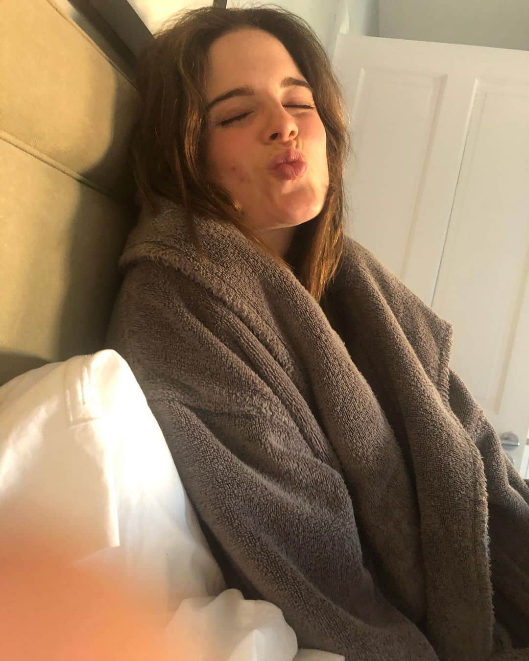 アレクサンドラ・フェルステッドさんのインスタグラム写真 - (アレクサンドラ・フェルステッドInstagram)「🤣 India’s first recognisable photo she’s just taken! 🤣 📸 ( after telling me ‘awwww mummy lots and lots of spots!!’ .... and then proceeded to count them using her finger on my face ) 🙄」7月7日 15時37分 - binkyfelstead