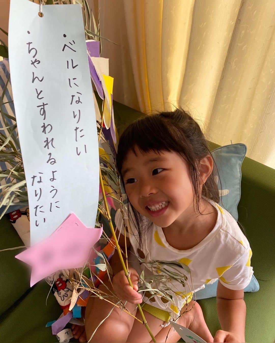 ロッシーさんのインスタグラム写真 - (ロッシーInstagram)「7月7日 七夕！ 今年も、可愛い願い事！ 5歳1カ月の 娘の幼稚園！年中さんのお願い事！  「ベルになりたい！ちゃんとすわれるようになりたい！」  でした！ めちゃくちゃ可愛いお願い！ ピーターパンのベルになりたいんだね！妖精ちゃんだね！ あと、リアルな ちゃんと座れるように！ リアルすぎる、食事中に、何度も席をたって集中してご飯を食べいから毎日の様に叱られてるから、短冊にお願いしちゃってる。。 恥ずかし可愛いね！  願いが叶いますように！  ぶどうの飾りも上手にかけてるよ！  ちなみ去年は、  「ユニコーンになりたい！」でしたね！  成長したね！  パパより。  僕の願いも叶いますよーに！  #7月7日 #七夕 #願い事！ #幼稚園 #年中さん #娘 #ベル #めちゃくちゃ可愛い #ピーターパン #妖精 #リアル座れるように！ #短冊 #可愛いね！  #願いが叶いますように！ #成長  #パパ  #野性爆弾 #ロッシー #より。 #ロシ写真 #吉本自宅劇場」7月7日 15時41分 - yaseibakudan_rossy