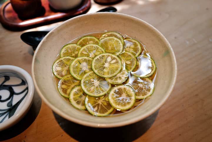 福岡グルメ 福岡ランチ「デビログ」さんのインスタグラム写真 - (福岡グルメ 福岡ランチ「デビログ」Instagram)「櫛田神社の近くにある『信州そば むらた』はいつもお客さんで賑わっている超人気店だ。 お気に入りの日本酒「而今」があるので、昼飲みすることもしばしば🍶 蕎麦と日本酒の組み合わせは最高に幸せなんよ😊 今回は「#冷かけすだち 」1,320円(税込)にしてみた。 爽やかな酸味がいい感じで、さっぱりといただけるね🙆‍♂️ 「名物 むらたの親子丼」990円(税込)は是非注文してほしい逸品だ。picは小サイズ550円(税込) かつお節と昆布の出汁と九州産若鶏のもも肉を使ったトロトロの親子丼はバリウマで、ここに来ると必ず注文してしまう😋👌 出汁が効いた「むらたの玉子焼」も外せないね。 2階にある個室が落ち着くので、6名くらいの宴会にはぴったり。 現在はテイクアウトもできるようだ。 PayPay(ペイペイ)も利用できる。 . #信州そばむらた #福岡市博多区冷泉町 2-9-1 092-291-0894 11:30～21:00 (20:30 LO) 昼休み無しの通し営業 定休日：月曜日 . ♦️福岡グルメ 福岡ランチの店舗探しならブラウザで「デビログ」で検索👉 ♦️お得な情報やディープな店舗情報はブラウザで「もっとデビログ」で検索👉 . #福岡蕎麦 #福岡そば #福岡親子丼 #福岡 #博多 #fukuokapics #fukuoka #fukuokacity #hakata #fukuokagourmet #IGersJP #ig_japan #福岡グルメ #福岡ランチ #福岡ごはん #福岡ご飯 #食べログ福岡 #福岡飯 #福岡食べ歩き #福岡インスタグルメ #インスタグルメ福岡」7月7日 15時42分 - devi_takahashi