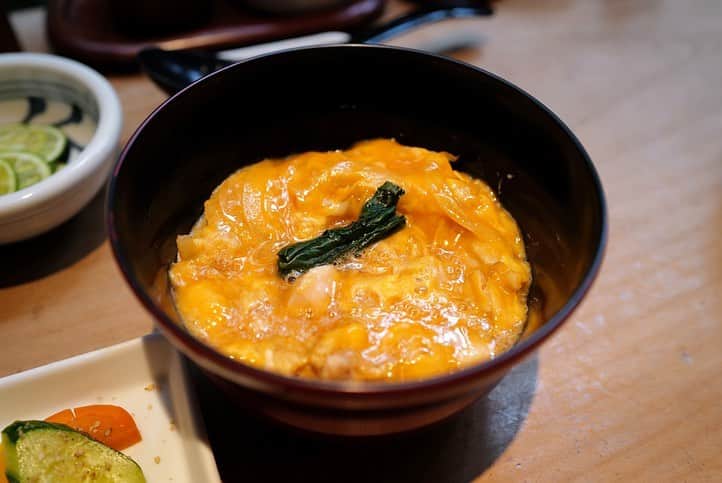 福岡グルメ 福岡ランチ「デビログ」さんのインスタグラム写真 - (福岡グルメ 福岡ランチ「デビログ」Instagram)「櫛田神社の近くにある『信州そば むらた』はいつもお客さんで賑わっている超人気店だ。 お気に入りの日本酒「而今」があるので、昼飲みすることもしばしば🍶 蕎麦と日本酒の組み合わせは最高に幸せなんよ😊 今回は「#冷かけすだち 」1,320円(税込)にしてみた。 爽やかな酸味がいい感じで、さっぱりといただけるね🙆‍♂️ 「名物 むらたの親子丼」990円(税込)は是非注文してほしい逸品だ。picは小サイズ550円(税込) かつお節と昆布の出汁と九州産若鶏のもも肉を使ったトロトロの親子丼はバリウマで、ここに来ると必ず注文してしまう😋👌 出汁が効いた「むらたの玉子焼」も外せないね。 2階にある個室が落ち着くので、6名くらいの宴会にはぴったり。 現在はテイクアウトもできるようだ。 PayPay(ペイペイ)も利用できる。 . #信州そばむらた #福岡市博多区冷泉町 2-9-1 092-291-0894 11:30～21:00 (20:30 LO) 昼休み無しの通し営業 定休日：月曜日 . ♦️福岡グルメ 福岡ランチの店舗探しならブラウザで「デビログ」で検索👉 ♦️お得な情報やディープな店舗情報はブラウザで「もっとデビログ」で検索👉 . #福岡蕎麦 #福岡そば #福岡親子丼 #福岡 #博多 #fukuokapics #fukuoka #fukuokacity #hakata #fukuokagourmet #IGersJP #ig_japan #福岡グルメ #福岡ランチ #福岡ごはん #福岡ご飯 #食べログ福岡 #福岡飯 #福岡食べ歩き #福岡インスタグルメ #インスタグルメ福岡」7月7日 15時42分 - devi_takahashi
