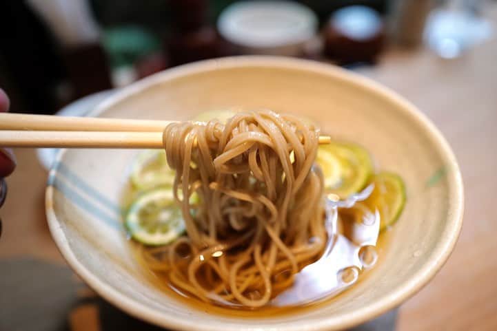福岡グルメ 福岡ランチ「デビログ」さんのインスタグラム写真 - (福岡グルメ 福岡ランチ「デビログ」Instagram)「櫛田神社の近くにある『信州そば むらた』はいつもお客さんで賑わっている超人気店だ。 お気に入りの日本酒「而今」があるので、昼飲みすることもしばしば🍶 蕎麦と日本酒の組み合わせは最高に幸せなんよ😊 今回は「#冷かけすだち 」1,320円(税込)にしてみた。 爽やかな酸味がいい感じで、さっぱりといただけるね🙆‍♂️ 「名物 むらたの親子丼」990円(税込)は是非注文してほしい逸品だ。picは小サイズ550円(税込) かつお節と昆布の出汁と九州産若鶏のもも肉を使ったトロトロの親子丼はバリウマで、ここに来ると必ず注文してしまう😋👌 出汁が効いた「むらたの玉子焼」も外せないね。 2階にある個室が落ち着くので、6名くらいの宴会にはぴったり。 現在はテイクアウトもできるようだ。 PayPay(ペイペイ)も利用できる。 . #信州そばむらた #福岡市博多区冷泉町 2-9-1 092-291-0894 11:30～21:00 (20:30 LO) 昼休み無しの通し営業 定休日：月曜日 . ♦️福岡グルメ 福岡ランチの店舗探しならブラウザで「デビログ」で検索👉 ♦️お得な情報やディープな店舗情報はブラウザで「もっとデビログ」で検索👉 . #福岡蕎麦 #福岡そば #福岡親子丼 #福岡 #博多 #fukuokapics #fukuoka #fukuokacity #hakata #fukuokagourmet #IGersJP #ig_japan #福岡グルメ #福岡ランチ #福岡ごはん #福岡ご飯 #食べログ福岡 #福岡飯 #福岡食べ歩き #福岡インスタグルメ #インスタグルメ福岡」7月7日 15時42分 - devi_takahashi