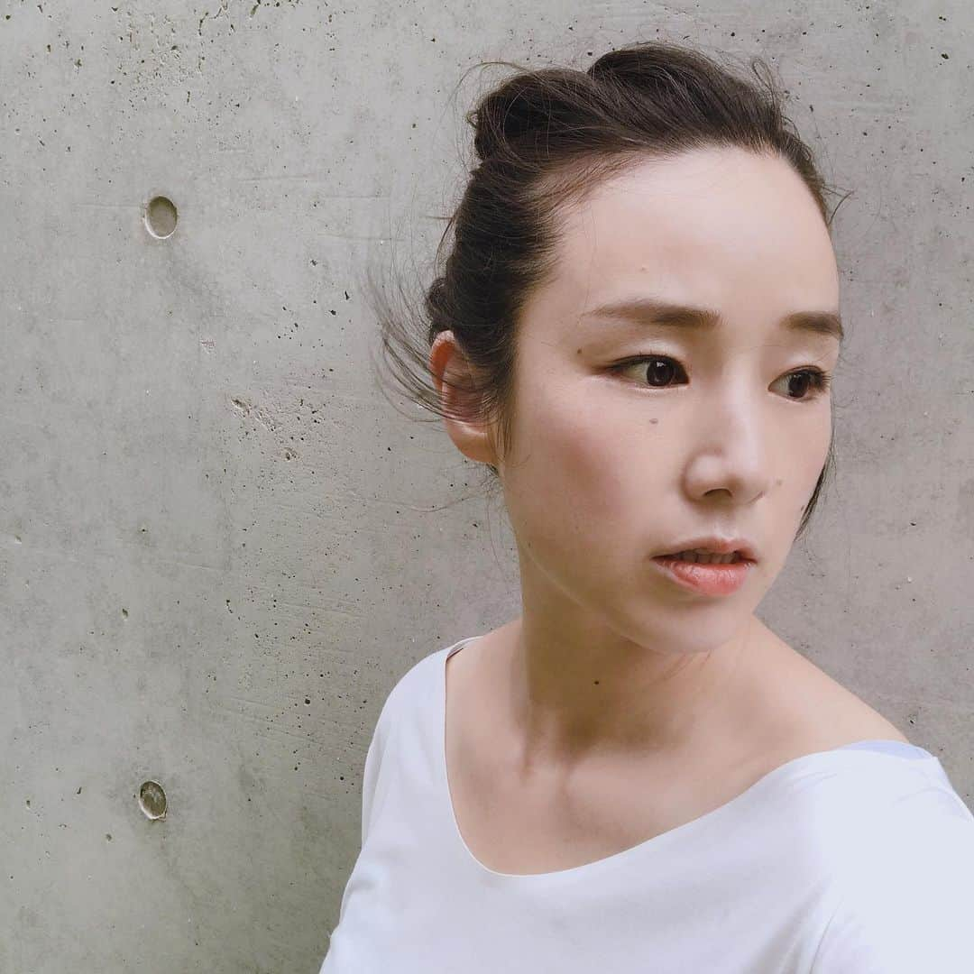 佐藤みゆきのインスタグラム：「お誕生日でした。36歳になりました。ちょっとまだ実感が薄くて36っていう数字に慣れるまで時間かかりそうですが…今年の誕生日は、家族と平穏に、普通の日曜日を過ごしました。これがどんなに幸せなことか、噛みしめました。 夜は近所のママ友がフルーツサンドにロウソク立てて持ってきてくれて乾杯しました🥂  36歳の抱負と近況、noteに書きました。お時間あったら読んでみてね。  https://note.com/sato_miyuki2020/n/n2b137bf2cea6」