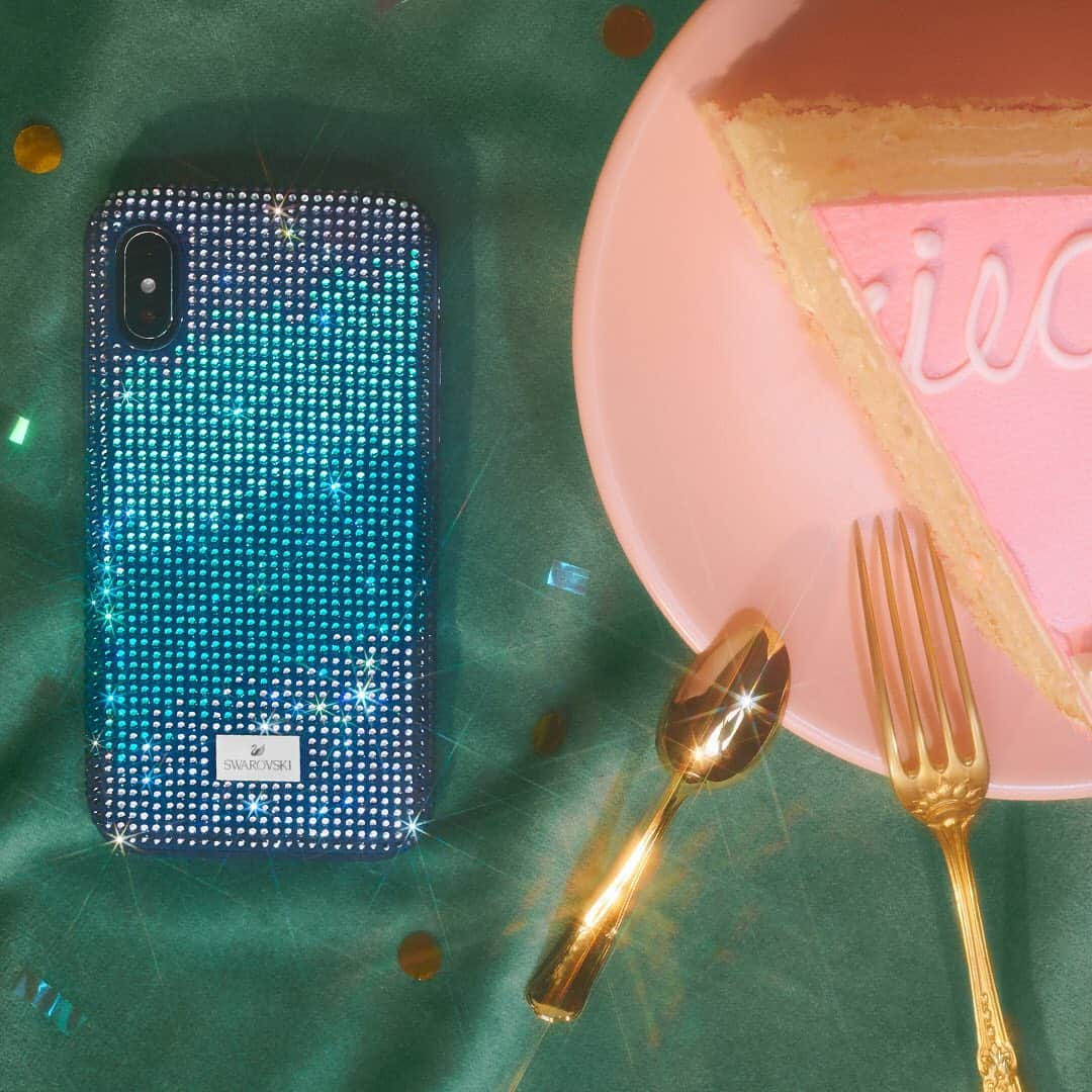 SWAROVSKIさんのインスタグラム写真 - (SWAROVSKIInstagram)「Dare to sparkle with a brilliant Swarovski phonecase. #SparkDelight」7月7日 16時02分 - swarovski