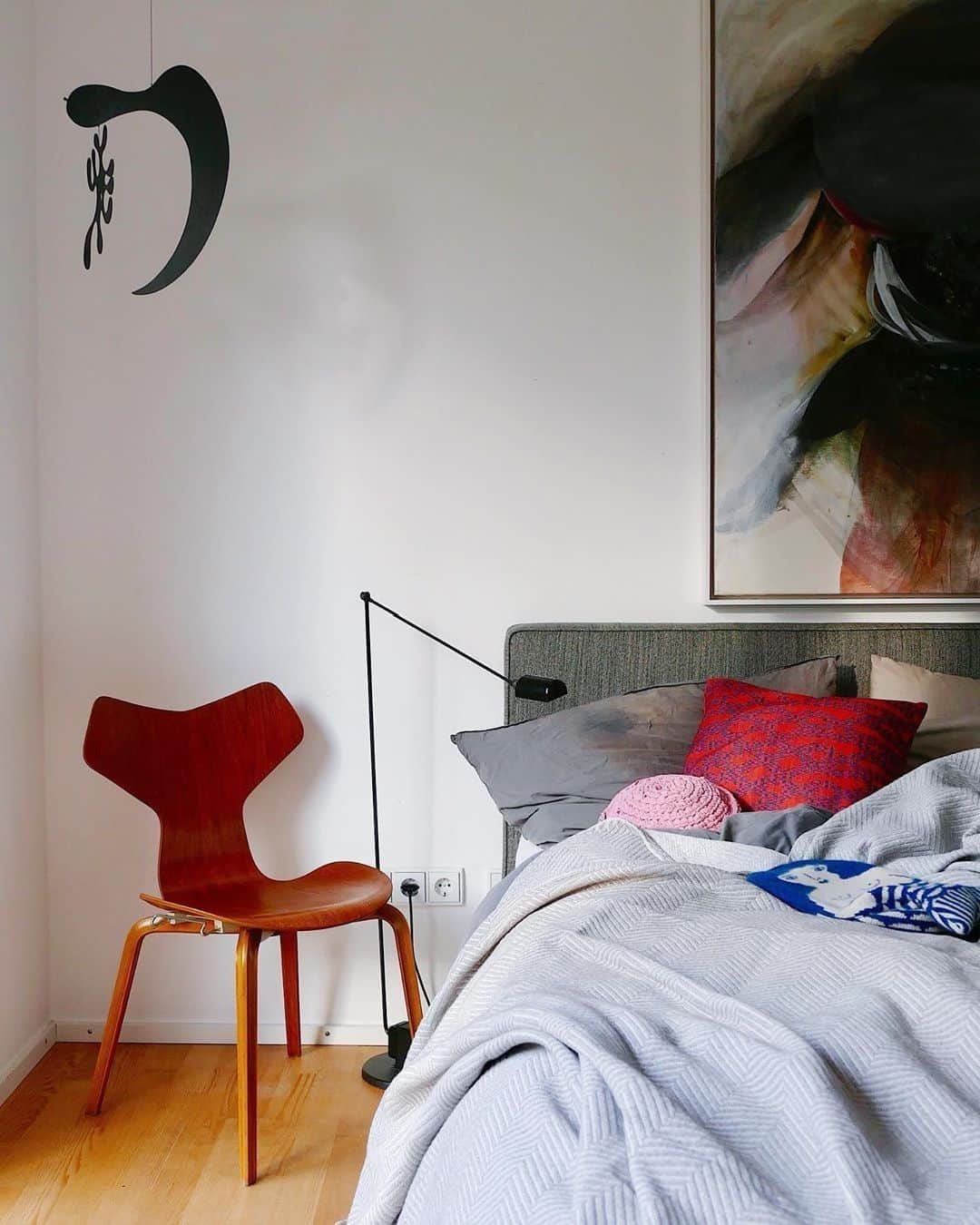 のインスタグラム：「The iconic Grand Prix™ chair design by Arne Jacobsen   Explore more via link in bio  Captured by @lumikello__   #fritzhansen #chairs  #designchair  #bedroominterior #bedroomideas #danishdesigner #danishdesignfurniture  #프리츠한센  #フリッツハンセン」