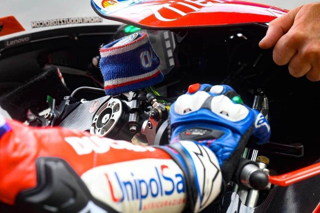 MotoGPさんのインスタグラム写真 - (MotoGPInstagram)「#MotoGPInParts - Holeshot Device. 2019 saw an old technology make its way to #MotoGP. Holeshot devices have been used in racing for years but on dirt, not on tarmac! In Grand Prix racing they've only become common since the tail end of 2018. But what is a holeshot device?   Holeshot devices help a rider to get a better start by changing the bikes geometry! In MotoGP there are two different systems in use, those that change the rear end of the bike and those than change the front end of the bike.  Ducati was the first to use one of these devices, with their device lowering the rear end of the bike so that it squats lower, allowing the rider to accelerate harder off the line. It's activated by a small wing nut on the triple clap, whereas Aprilia, who brought there device next, push a small lever under the handlbar. However, their device changes the front end. They hold the front suspension down, much like in motocross, bring the bikes centre of gravity down, again allowing the rider to accelerate harder.  Holeshot devices are not the be-all and end-all of getting the perfect start. While they help to reduce wheelie off the line and get a faster start, they only reduce it and do not stop it entirely so rider control with the clutch, throttle and body position is still extremely important!   If you like these kinds of posts, make sure you check out our MotoGP Tech Facebook Group!」7月7日 16時00分 - motogp