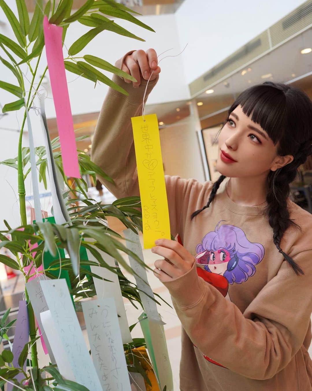 RIA（リア）さんのインスタグラム写真 - (RIA（リア）Instagram)「Today is Tanabata🎋in Japan.﻿ People write their wishes on strips of paper and hang them from bamboo branches, which is said to make their wishes come true.🌈﻿ ﻿ So I also wrote a wish in a strip.🐰﻿ May the world be filled with love.🌍🤍﻿ ﻿ 今日は七夕🎋﻿ もう願い事書いた¿👀✨﻿ 色々あるけど,穏やかな日常を願いマス﻿ ‘世界中でアイが溢れマスように'*･*:.｡..｡.:*･'﻿ ﻿ 📸2☞﻿ 七夕でもある本日7月7日はそうめんノ日！﻿ 今日ノRiaメシは﻿ ・レモンスダチそうめん🍋﻿ ☞そうめんは表示どおりにゆで,水で洗って水気をきる﻿ ☞器に盛り、レモンとスダチをのせ,あとはめんつゆを注ぐのみ!﻿ ※好みでオリーブオイルをかけ,ハーブ塩を散らしても。﻿ 🐰曇り空でモヤモヤな気持ちを一瞬で清々しくさせてくれるよ⚡︎﻿ ※金沢大地ノオーガニック小麦100％の有機そうめんを愛用してマス🖤﻿ ﻿ “With Tanabata”🔍﻿ Tanabata is an event related to the stars. It is based on the legend that only once a year, Hikoboshi (Cow herder) and Orihime (Weaving Princess), two lovers, would be allowed to meet each other at the shores of the heavenly river. The moment would take place on the night of July 7th in the lunisolar calendar.﻿ ﻿ #Rialife#Riaメシ#七夕飾り#願い事叶いますように#五色短冊に願いを#クリィミーマミ#パーカーコーデ #アンダーカバー#tanabata#peace#happinesseverywhere#nowyouknow#whatsoutthere#instagood#chance#betterword#neverever##oneworld#loveislove#undercover#undercover 🎋🕊☘️﻿」7月7日 16時08分 - ria_ria_tokyo