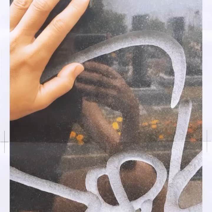 のインスタグラム：「🎈 よく拝みに行ってるね。 と言われるんだけど。 週4日通うここでは実は一度も拝んだ事ない🤫  雨でも冬でもいつでもあたたかい。 (夏はヤケドするくらい熱いけど) 目で見られる物は 沢山お家にあるけれど 体温を感じる事が出来るのは 唯一ここだけ。 母には手の跡だらけで 触らんといてと怒るけど〜🙄 #dad #私とお墓の付き合い方 #触りに行く」