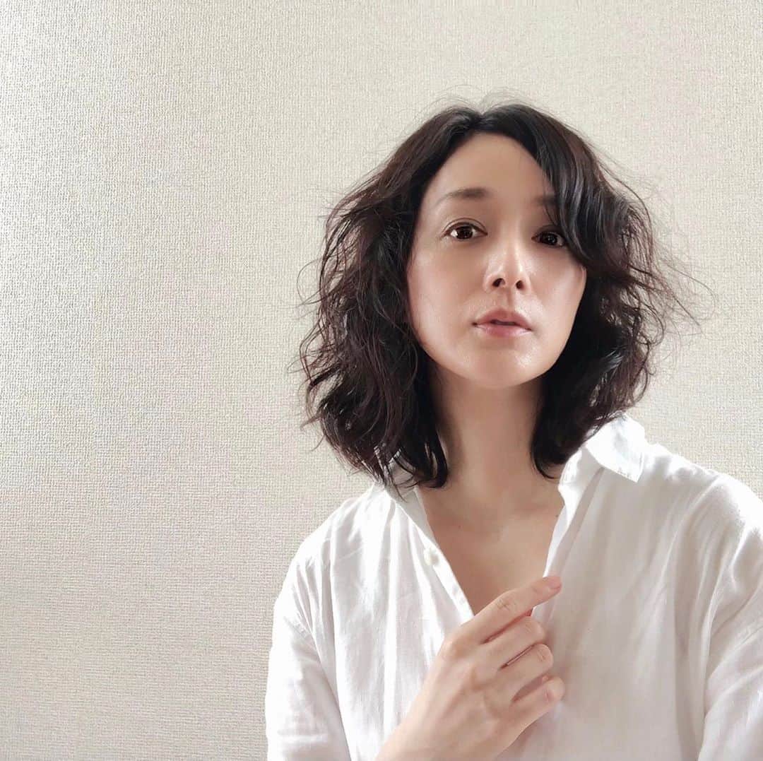 竹中友紀子のインスタグラム：「#梅雨のくせ毛問題  子供のころからの悩み。 縮毛矯正をやめ、ストレートアイロンからも解放され、くせ毛を受け入れたら、それほど気にならなくなった^ ^ 先日美容院で勧めていただいたスタイリング剤がまた優秀で、相変わらずこの時期のくるくるは止まりませんが、それとな〜くおさまってくれています。」