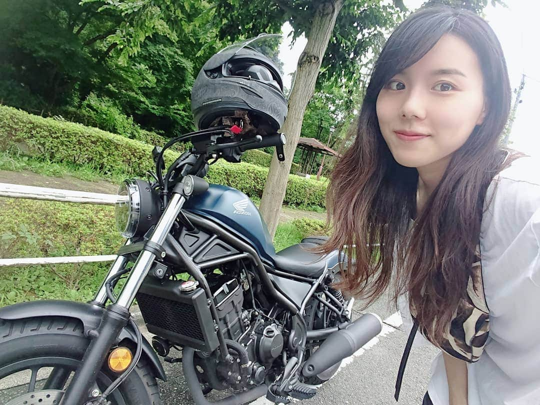 小野木里奈さんのインスタグラム写真 - (小野木里奈Instagram)「_ 曇りや晴れ予報だからバイク乗ろうと思っても、その時だけちゃんと雨が降らされた。😭笑 . もちろん、梅雨というのもあるけど、それにしてもだよな～ . . あと、連載させていただいてる『バイクのニュース』にて新しい記事がアップされました♪ . どうぞご覧ください♪ . . #rebel #rebel250 #hondabike #honda #bikelife #bikelove #bike_japan #bikegirl #bikerlifestyle #bikestagram #motorbike #motorbike #motogirl #motostagram  #バイク好きな人と繋がりたい #バイク女子 #バイクのある風景 #バイク好き女子 #バイクが好きだ #ホンダ #ホンダバイク #レブル250 #レブル女子 #レブルのある風景」7月7日 16時28分 - rina_onogi