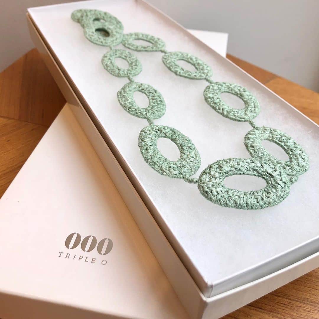 のインスタグラム：「＜OOO TRIPLE O＞×＜fennica＞ Oval Necklace  1877年に群馬県桐生市にて、織物業を始めた“株式会社笠盛”。 帯の織物業から、1962年には刺繍業を始め、2010年にアクセサリーブランド＜OOO TRIPLE O＞をスタート。 刺繍技術を生かしたネックレスやブレスレットは、金属が苦手な方でも身につけることができます。 夏の季節は特に汗をかきますので、ご自宅で手洗い洗濯が可能。 形違い、色違いの組み合わせでアレンジが楽しめますよ。  BEAMS JAPAN 5F @fennica_shinjuku ☎︎03-5368-7304 #oootripleo #beams #beamsjapan #beamsjapan5th #fennica #fennicastudio」