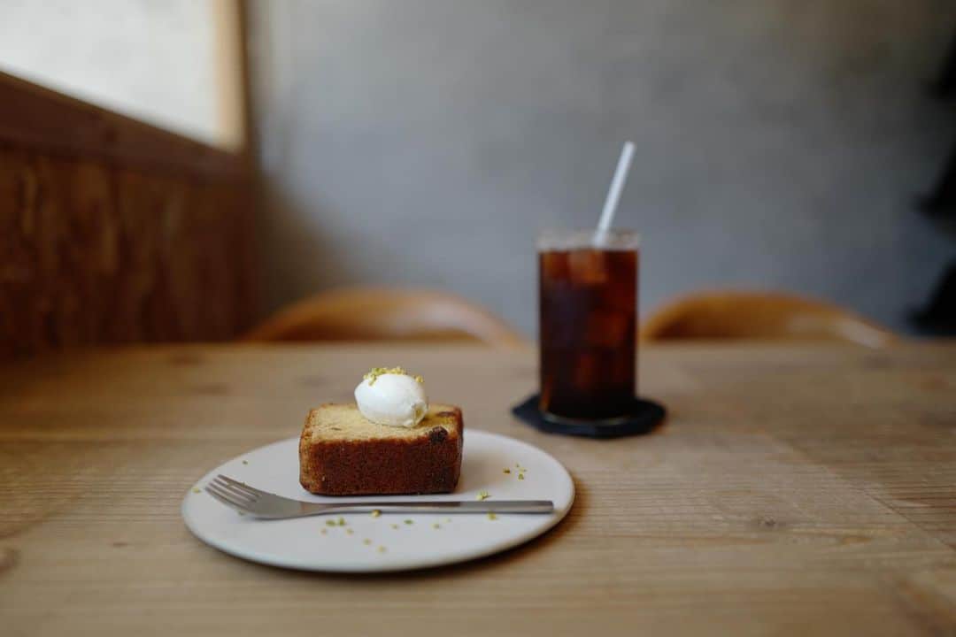 石井輝明さんのインスタグラム写真 - (石井輝明Instagram)「駒沢大学。 今日からZOZOTOWNで僕のブランドのTシャツの予約販売が始まりました。 プロフィール画面のリンクから購入できます。 すでにたくさんの方が購入してくださってるみたいで、ありがたい限りです。 引き続きよろしくお願いします。  #manocafe #cafe #coffee #カフェ #東京カフェ #駒沢大学カフェ #カフェ芸人 #すぐに第二弾も用意しております #また載せます #第三弾第四弾と続けていけるように頑張ります #本来は劇場に足を運んでもらうことが一番の目的だけど #こんな時なんで色々と出来ることていこうと思います #何卒よろしくお願いします #ちょっと固すぎるか #ひょろひくほねはいしやすぅ」7月7日 16時22分 - comandanteishii