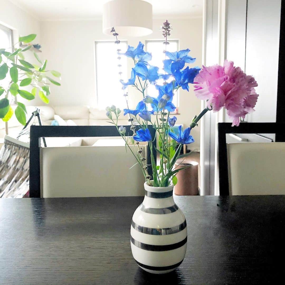 筧沙奈恵さんのインスタグラム写真 - (筧沙奈恵Instagram)「娘の習い事の間に、息子とお花屋さんで選んだお花💐 ・ ピンクとブルーがかわいい💙💗 ・ #お花　#お花のある暮らし #お花好きな人と繋がりたい #インテリア　#interior #ハンモックのある生活 #ハンモック」7月7日 16時25分 - sanaekakei