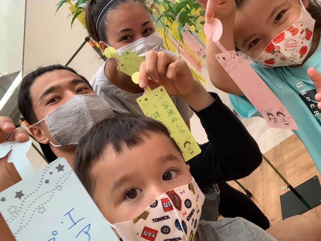 エリナ シルカのインスタグラム：「七夕🎋 出発前に短冊かいてきた(^^) 息子はパイロットになりたくて、娘はエルサになりたいんだって🥳」