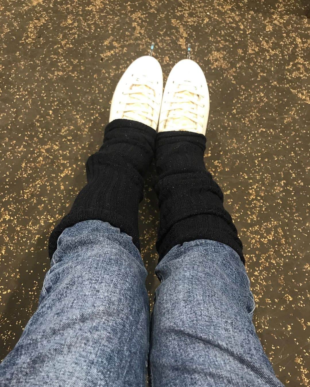 のインスタグラム：「オーバーズボン履くと暑いし、動けない。。。 ので、ジーンズにレッグウォーマー🤣 上に膝丈のダウン。 この季節だけの格好。 ・ ・ #デニムコーデ  #ジーンズにレッグウォーマー笑 #生徒追いかける #師匠先生のアシスタント #師匠と同じように立ってるだけにはいかない #動けと言われたら選手よりも動けるように😅 #その動作にオーバーズボンはなかなか難しく #ジーパン先生🤣 #オーバーズボンは先生達がみんな履いている寒さ対策ズボン #ダウンは一年中必要 #ダウンの下にもダウン #ユニクロダウンも愛用 #ナノユニバースのダウンも愛用 #クリーニングには季節関係なくダウンだす #figureskating #lesson #legwarmers #denim」