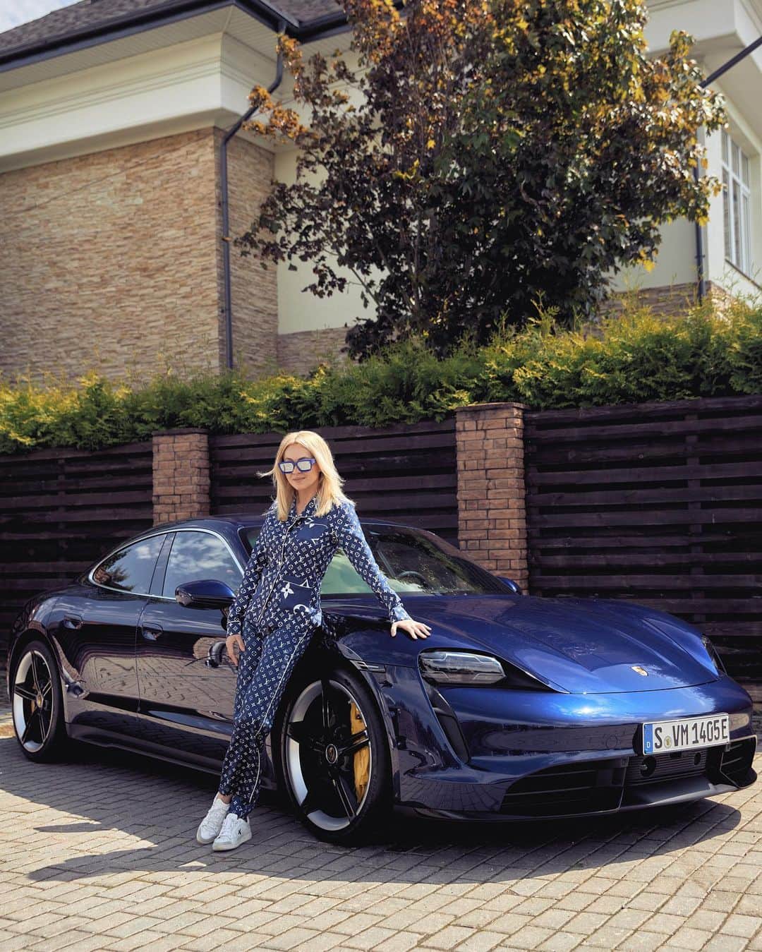 ヤナ・ルドコフスカヤさんのインスタグラム写真 - (ヤナ・ルドコフスカヤInstagram)「Доброе утро с фантастической  Porsche taycan Turbo S. Полностью электрическое 4-х дверное купе -спортивный шик от @porschenewsroom_russia 💙 #Porschenewsroom_russia #Porsche #Taycan」7月7日 16時37分 - rudkovskayaofficial