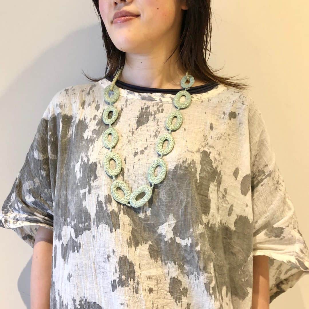 のインスタグラム：「＜OOO TRIPLE O＞ Oval Necklace Sphere Necklace  1877年に群馬県桐生市にて、織物業を始めた“株式会社笠盛”。 帯の織物業から、1962年には刺繍業を始め、2010年にアクセサリーブランド＜OOO TRIPLE O＞をスタート。 刺繍技術を生かしたネックレスやブレスレットは、金属が苦手な方でも身につけることができます。 夏の季節は特に汗をかきますので、ご自宅で手洗い洗濯が可能。 形違い、色違いの組み合わせでアレンジを楽しめますよ。  BEAMS JAPAN 5F @fennica_shinjuku ☎︎03-5368-7304 #oootripleo #beams #beamsjapan #beamsjapan5th #fennica #fennicastudio」