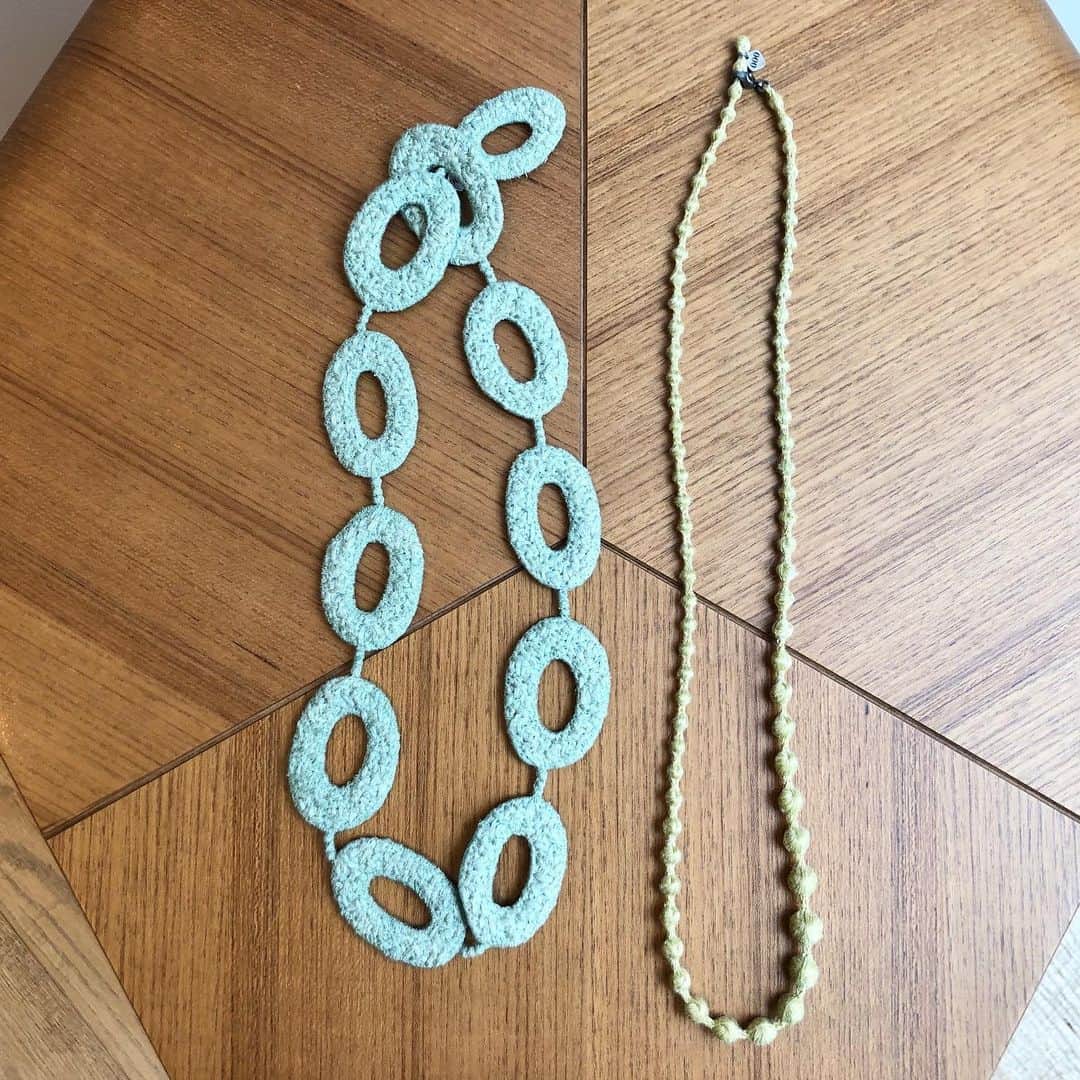 のインスタグラム：「＜OOO TRIPLE O＞ Oval Necklace Sphere Necklace  1877年に群馬県桐生市にて、織物業を始めた“株式会社笠盛”。 帯の織物業から、1962年には刺繍業を始め、2010年にアクセサリーブランド＜OOO TRIPLE O＞をスタート。 刺繍技術を生かしたネックレスやブレスレットは、金属が苦手な方でも身につけることができます。 夏の季節は特に汗をかきますので、ご自宅で手洗い洗濯が可能。 形違い、色違いの組み合わせでアレンジを楽しめますよ。  BEAMS JAPAN 5F @fennica_shinjuku ☎︎03-5368-7304 #oootripleo #beams #beamsjapan #beamsjapan5th #fennica #fennicastudio」