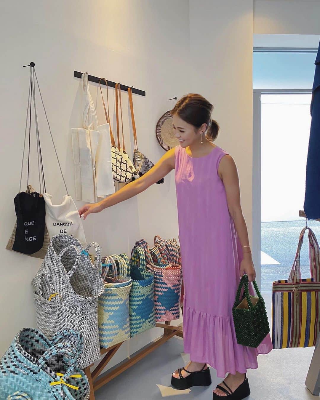 Risako Yamamotoさんのインスタグラム写真 - (Risako YamamotoInstagram)「オフィスの近くで見つけた可愛い雑貨屋さん👀♡ ・ 世界の雑貨が揃うお店🌍 @amplopkobe  安くて可愛いのがたくさんありましたよ♥︎ またすぐに行く♥️ ・ ・ OP/// #rosymonster (new✨) BAG/// #shrimps SHOES/// #gianvitorossi  ・ ・ #amplop #kobe #神戸 #ootd #fashion #coordinate」7月7日 16時33分 - risako_yamamoto