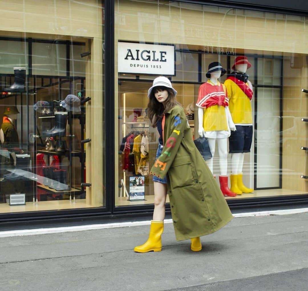 エイミーのインスタグラム：「@aigleのアイテムでストリートスナップ。﻿ これで雨でも無敵☔️﻿ ﻿ #AIGLE﻿ #AIGLEHARAJUKU﻿ #エーグル﻿ #エーグル原宿」