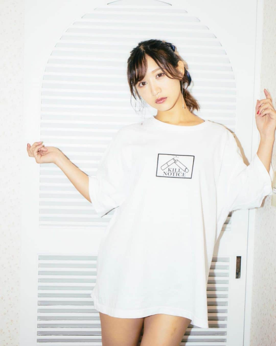 星奈あいさんのインスタグラム写真 - (星奈あいInstagram)「acOlaSia(@acolasia_web)さんのＴシャツ着て撮影してもらったよ😌 . 前はシンプルで後ろデザインがゴテゴテなの♡よく見るとシュールで強めな感じが可愛いのです…！！！ . そしてこの写真、加工魔のわたしが初めてレベルで載せる無加工の写真なの！すごく綺麗に撮ってもらえてテンションとモチベーションが上がりました😭 やっぱり脚もっと引き締めたいっ、  #acOlaSia#Ｔシャツ#ビックt #tシャツコーディネート#たばこ女子#smoke #ポートレート#撮影##人像摄影#攝影日常#패션스타그램#데일리#패션 #ポニーテールアレンジ#ポニーテールの日#星奈あい」7月7日 16時39分 - hoshina_r18