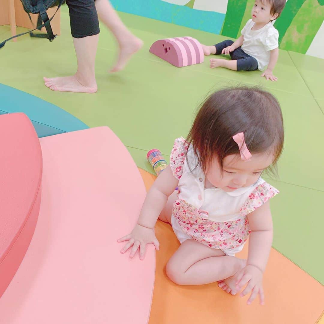 しほの涼のインスタグラム：「雨続きだから、室内の遊び場に連れてきました☺️🌟 玩具も全部消毒してくれてて、安心。 そして遊ばせるのに、間違えてスカート履かせてきちゃったからブルマにINされて、ひどいコーデの娘をご覧ください😇😇 #生後11ヵ月　#生後11ヶ月女の子 #室内プレイルーム#生後11ヵ月」