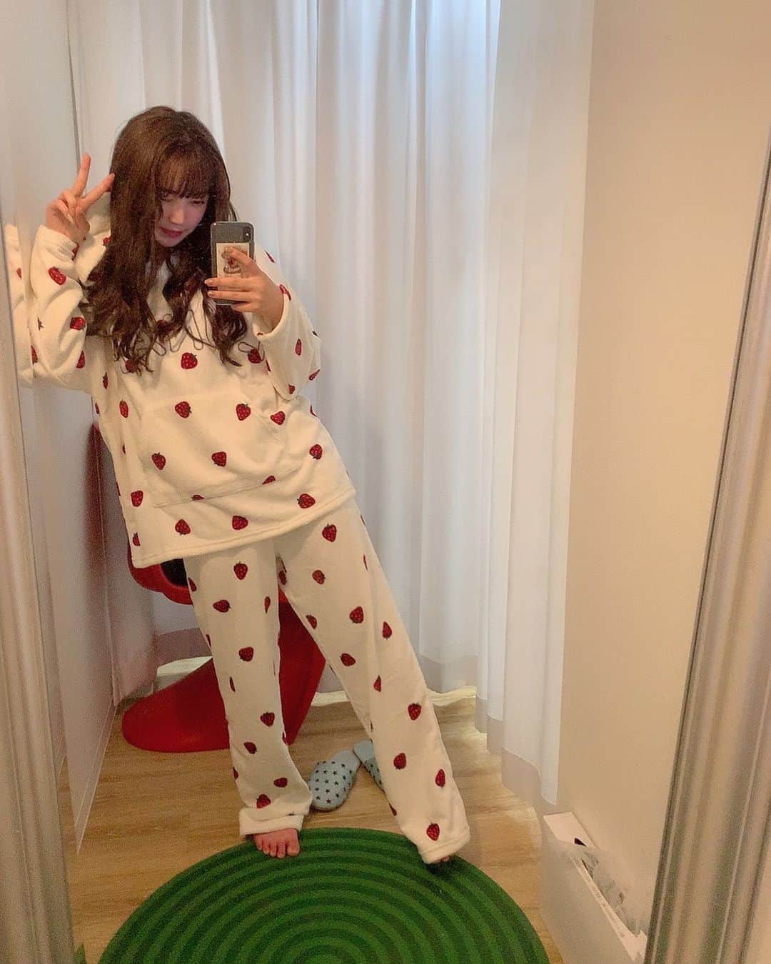 平野夢来（ゆぴぴ）のインスタグラム：「🍓 ・ ・ いちごいっぱい可愛い︎☺︎ 今日の撮影のオフショ📸 早く報告したいな〜えへへ」