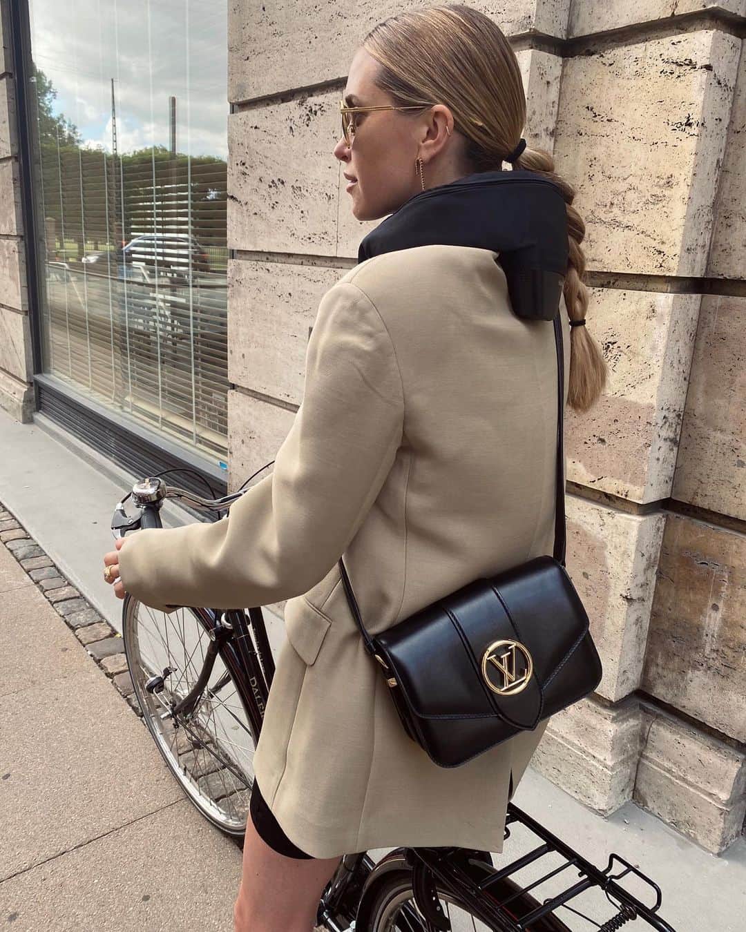 ペニーレ・タイスベックのインスタグラム：「Annonce My favourite way to get around, while getting some fresh air with care 🚲」