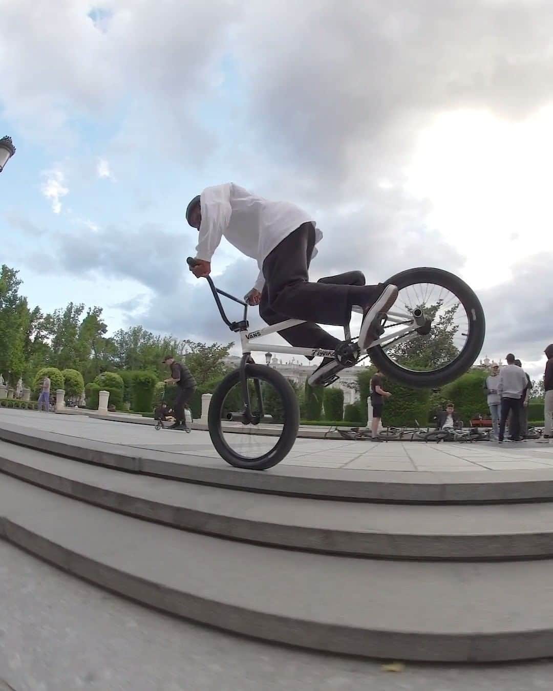レッドブルのインスタグラム：「could anyone else sit and watch @courageadams do dreamy tricks like this for hours? 😍  🎥 : @rafael.black @redbullbike #redbull #givesyouwings #bmx #bike #fromwhereiride #bikelife」