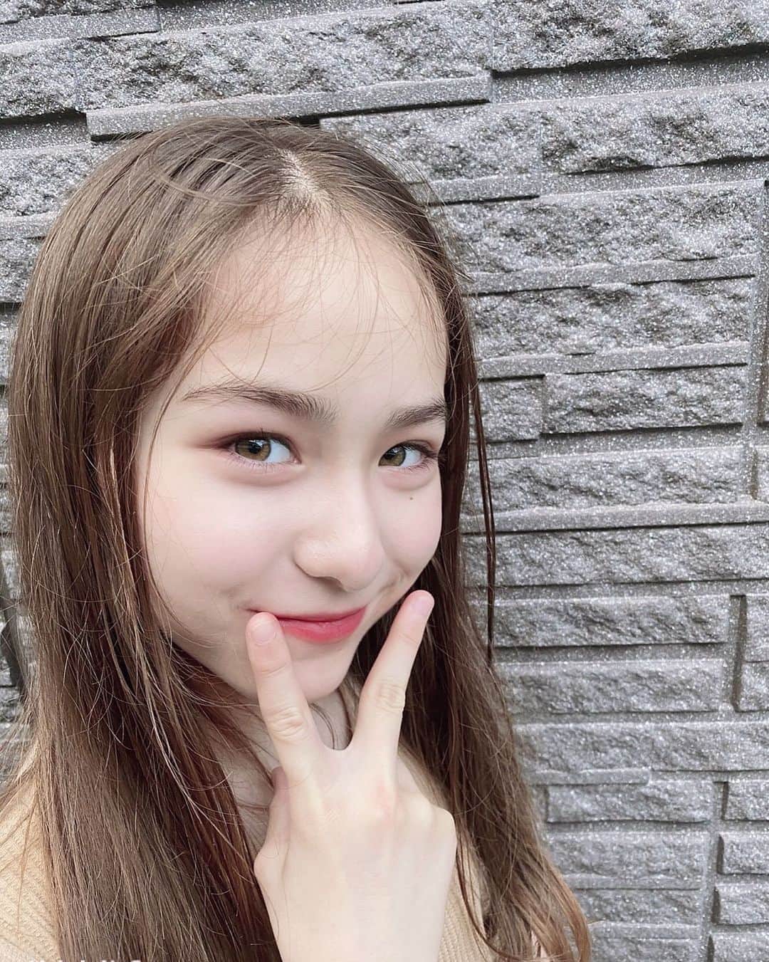 のインスタグラム：「ピース✌︎✌︎✌︎  #サマーヘイズアイラ #アイラ #js6#小6 #女子小学生  #model #tween #tweenmodel #girl #セルカ#セルフィー  #ピース#✌︎#✌#クックルン」