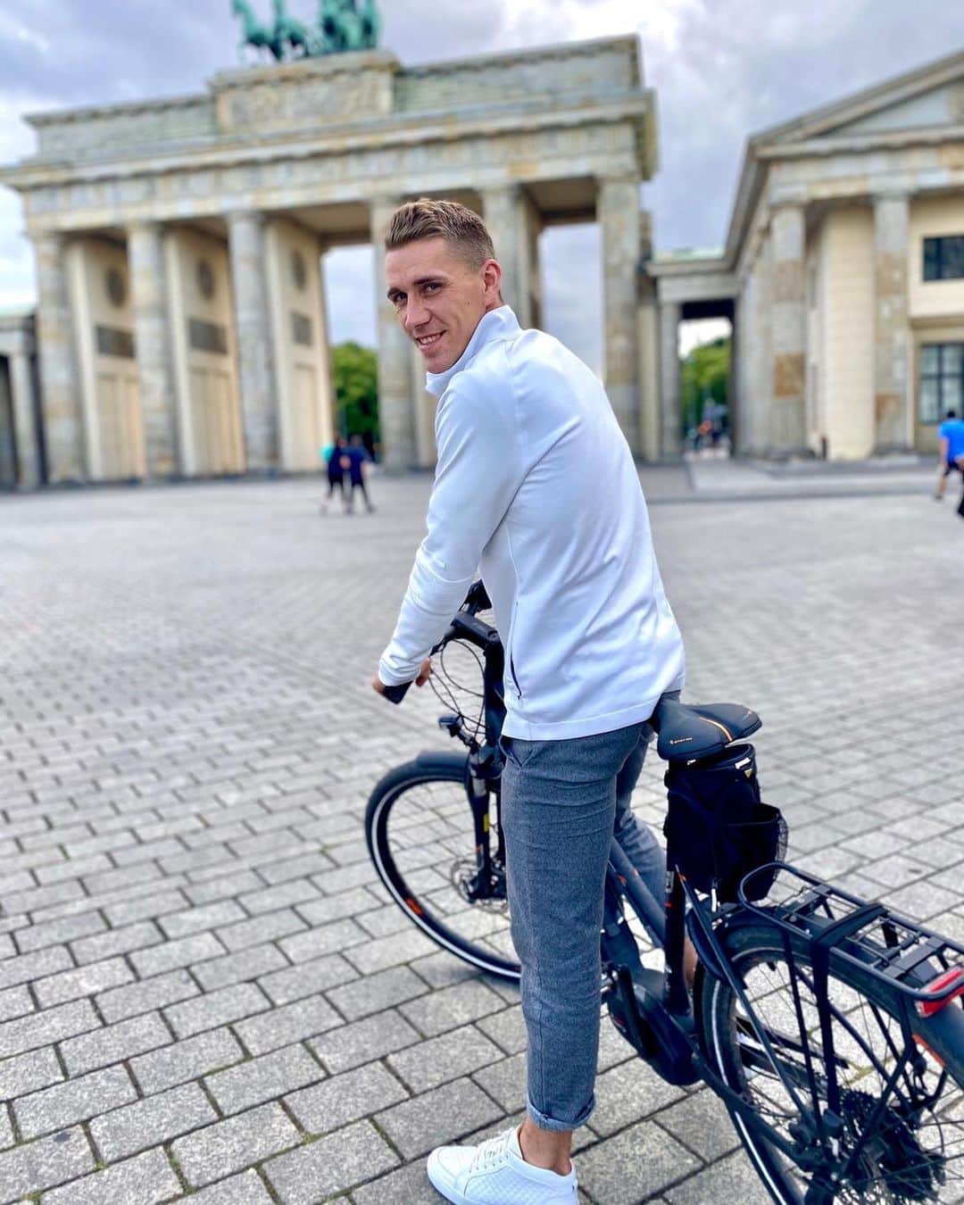 ニルス・ペテルセンのインスタグラム：「#Glückwunsch #Werder #Klassenerhalt ✔️ #Radtour #Touri #Berlin #Hauptstadt #BrandenburgerTor #SCFreiburg #SCF #NP18」