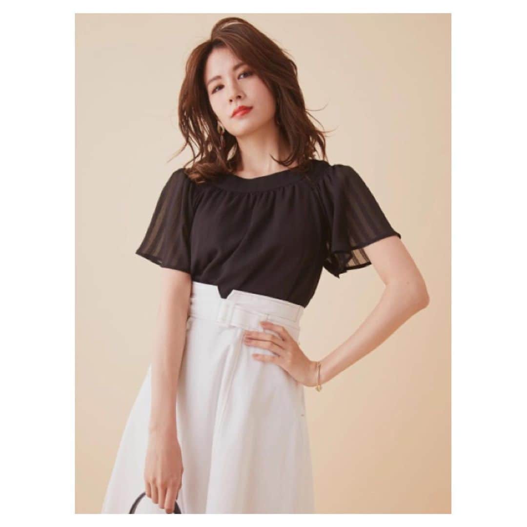 のインスタグラム：「**New Arrival ** . 存在感のあるドビーストライプにシアーな透け感がスタイリッシュな装いを叶えてくれるブラウス。 . シアーギャザードビーストライプブラウス／411030022000 ¥6,900＋tax（オフホワイト、ライトブルー、ブラック） . #fabulousangela_official #fabulousangela #ファビュラスアンジェラ#シアーブラウス」