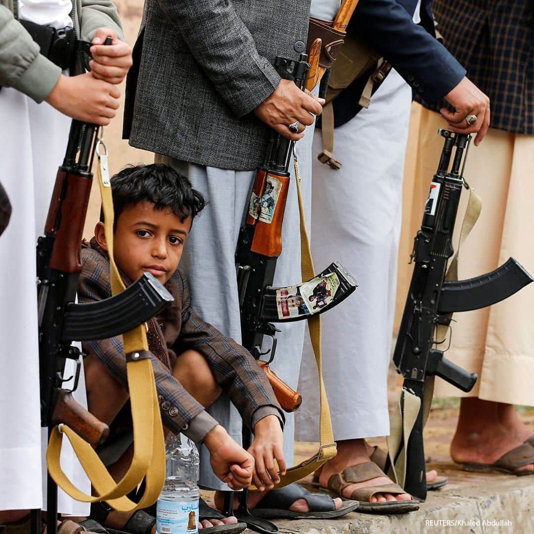ABC Newsさんのインスタグラム写真 - (ABC NewsInstagram)「A boy sits among armed Houthi followers during a gathering in Sanaa, Yemen. #yemen #yemencrisis #houthi」7月7日 17時00分 - abcnews