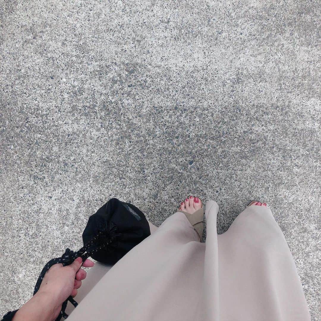 のインスタグラム：「▫︎ 雨の日は着たくないギリギリの丈  早く梅雨終わってほしいな。」