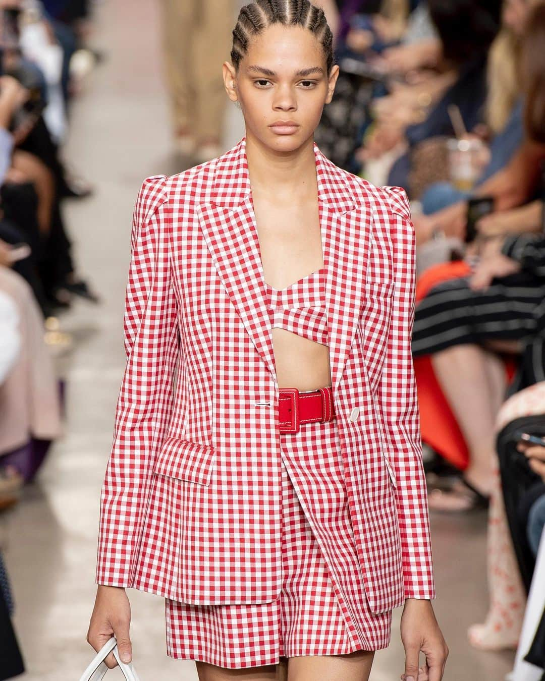 Vogue Italiaさんのインスタグラム写真 - (Vogue ItaliaInstagram)「Several summer 2020 collections feature one of the most iconic patterns of all times: the gingham, the famous Provencal inspired two-tone checked fabric which appeared for the first time between the 20s and 30s. This particular yet simple fabric brings us back to the past, to the unforgettable style icons like Katharine Hepburn (do you remember “The Philadelphia Story”?), Brigitte Bardot in the 50s who chose a vichy dress for her wedding with Jacques Charrier. And what about today? From @Burberry and @MichaelKors to @MiuMiu, @EmiliaWickstead and @VictoriaBeckham, discover at the link in bio some great ideas to wear the gingham for whatever daily and evening occasions. Selection by @LauraTortora_vogueit」7月7日 17時06分 - vogueitalia