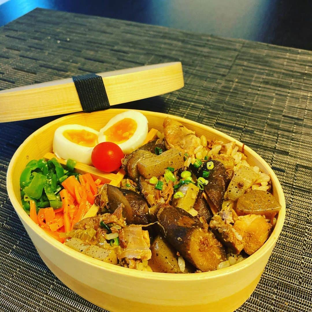 上重聡さんのインスタグラム写真 - (上重聡Instagram)「鷄ゴボウご飯弁当🍱 鶏肉、ゴボウ、こんにゃく、玉ねぎを甘辛く煮てご飯にのせました！  #上重弁当 #ピーマンと人参のナムル #栄養バランス考えました」7月7日 17時06分 - satoshi18kamishige