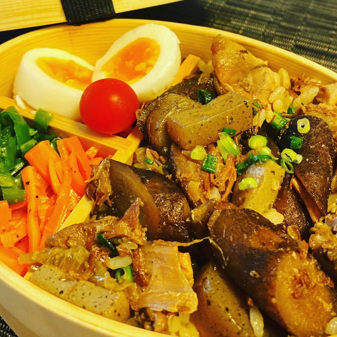 上重聡さんのインスタグラム写真 - (上重聡Instagram)「鷄ゴボウご飯弁当🍱 鶏肉、ゴボウ、こんにゃく、玉ねぎを甘辛く煮てご飯にのせました！  #上重弁当 #ピーマンと人参のナムル #栄養バランス考えました」7月7日 17時06分 - satoshi18kamishige