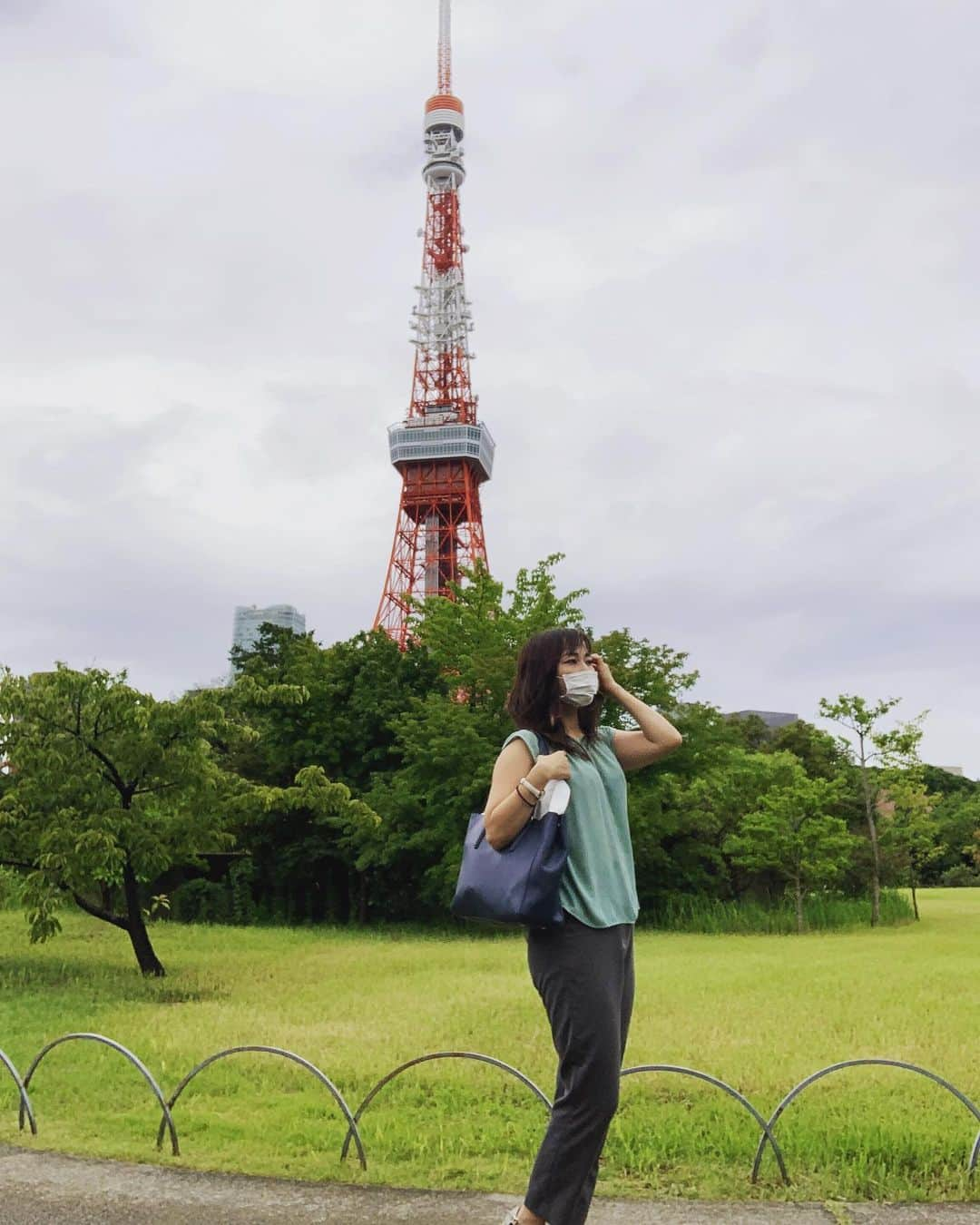 長崎真友子さんのインスタグラム写真 - (長崎真友子Instagram)「【ワーママコーデ】梅雨の季節です！ なかなか明るい空には出会えませんが、お洋服だけはなるべく明るい色を‼️  今回もエアークローゼットから素敵なインナーが届きました^_^  最近はオンラインだけでなく対面での商談も増えてきました。ワーママ頑張るぞ！  さて、九州の皆様、大雨大丈夫でしょうか？母に大丈夫？と電話したら『大丈夫じゃないね』とお返事とともに電話が切れました。心から心配しております。  皆さま、避難される方、家から出ない方、それぞれくれぐれもお気を付けください。  #女子アナ　#女子アナ47 #地方創生　#地方創生アナウンサー #フリーアナウンサー　#アナウンサー　#経営者 #地方活性化 #地方活性 #地方活性の達人 #社会貢献　#動画 #pr部　#東京タワー#大雨警報 #大雨洪水警報 #芝公園 #女子アナコーデ応援企画 #airCloset  #エアークローゼット #ファッション #ファッションレンタル  #洋服レンタル  #エアクロ #エアクロライフ #女子アナ #女子アナウンサー #女子アナコーデ #パーソナルスタイリング」7月7日 17時09分 - mayuko_nagasaki