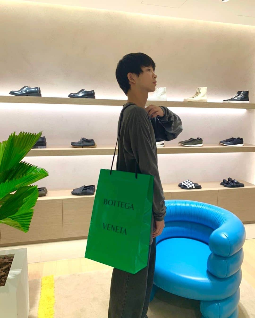 鈴木仁さんのインスタグラム写真 - (鈴木仁Instagram)「. BOTTEGA VENETAの新店舗が NEWoMan横浜にオープン！ ということで自分もいってきました。  ボッテガならではのイントレチャート、 編み込まれたようなデザインのバッグはデザインが良いだけでなく、とても軽くどんなファッションにも合うような優れ物。  購入時についてくる手さげのデザインも新しくなったそうですよ。是非 #newoman横浜  #bottegaveneta  #ボッテガヴェネタ」7月7日 17時11分 - jin_suzuki_722