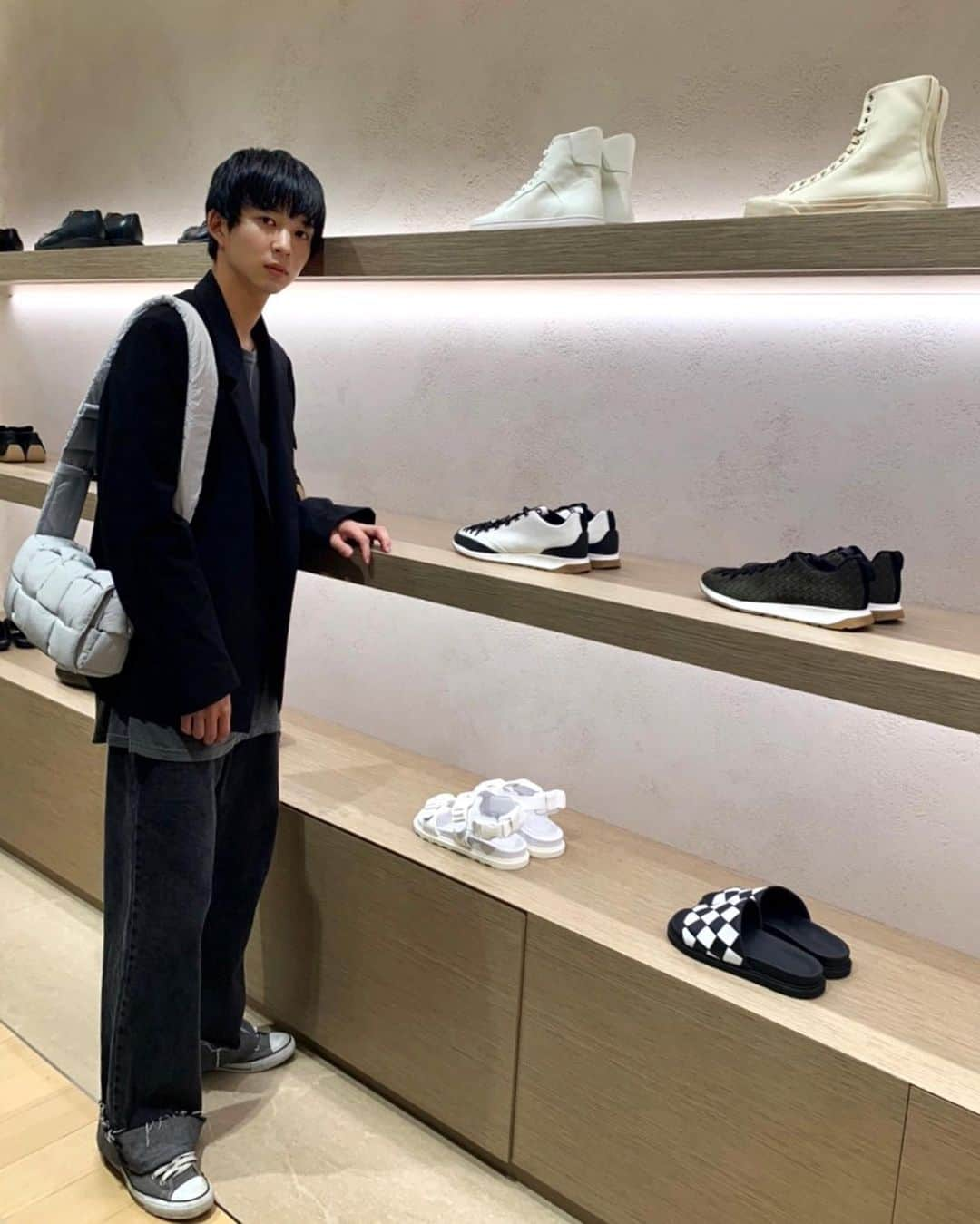 鈴木仁さんのインスタグラム写真 - (鈴木仁Instagram)「. BOTTEGA VENETAの新店舗が NEWoMan横浜にオープン！ ということで自分もいってきました。  ボッテガならではのイントレチャート、 編み込まれたようなデザインのバッグはデザインが良いだけでなく、とても軽くどんなファッションにも合うような優れ物。  購入時についてくる手さげのデザインも新しくなったそうですよ。是非 #newoman横浜  #bottegaveneta  #ボッテガヴェネタ」7月7日 17時11分 - jin_suzuki_722