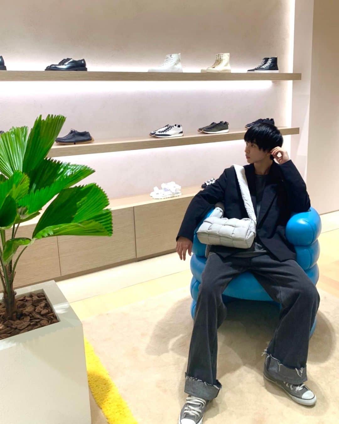 鈴木仁のインスタグラム：「. BOTTEGA VENETAの新店舗が NEWoMan横浜にオープン！ ということで自分もいってきました。  ボッテガならではのイントレチャート、 編み込まれたようなデザインのバッグはデザインが良いだけでなく、とても軽くどんなファッションにも合うような優れ物。  購入時についてくる手さげのデザインも新しくなったそうですよ。是非 #newoman横浜  #bottegaveneta  #ボッテガヴェネタ」